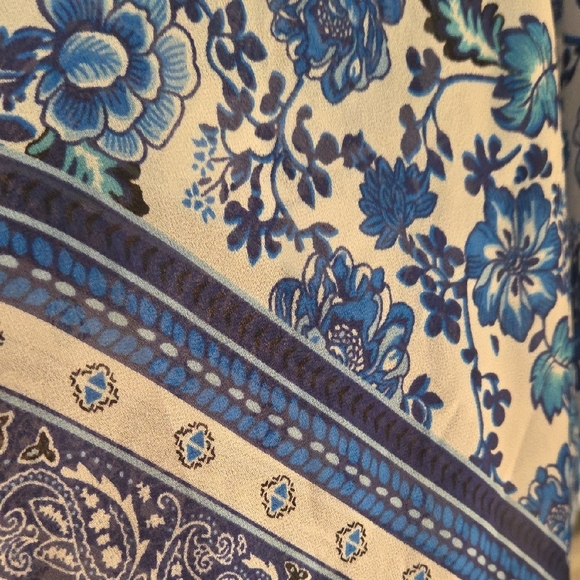 🔥🔥2 For $5 Divided Blue Floral Kimono Top🔥🔥 - Picture 3 of 5